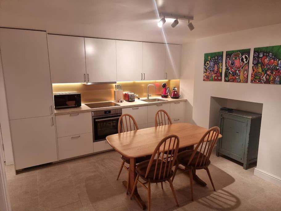 Entire Ground Floor Flat, Free Off-street Parking And Large Garden * Londres